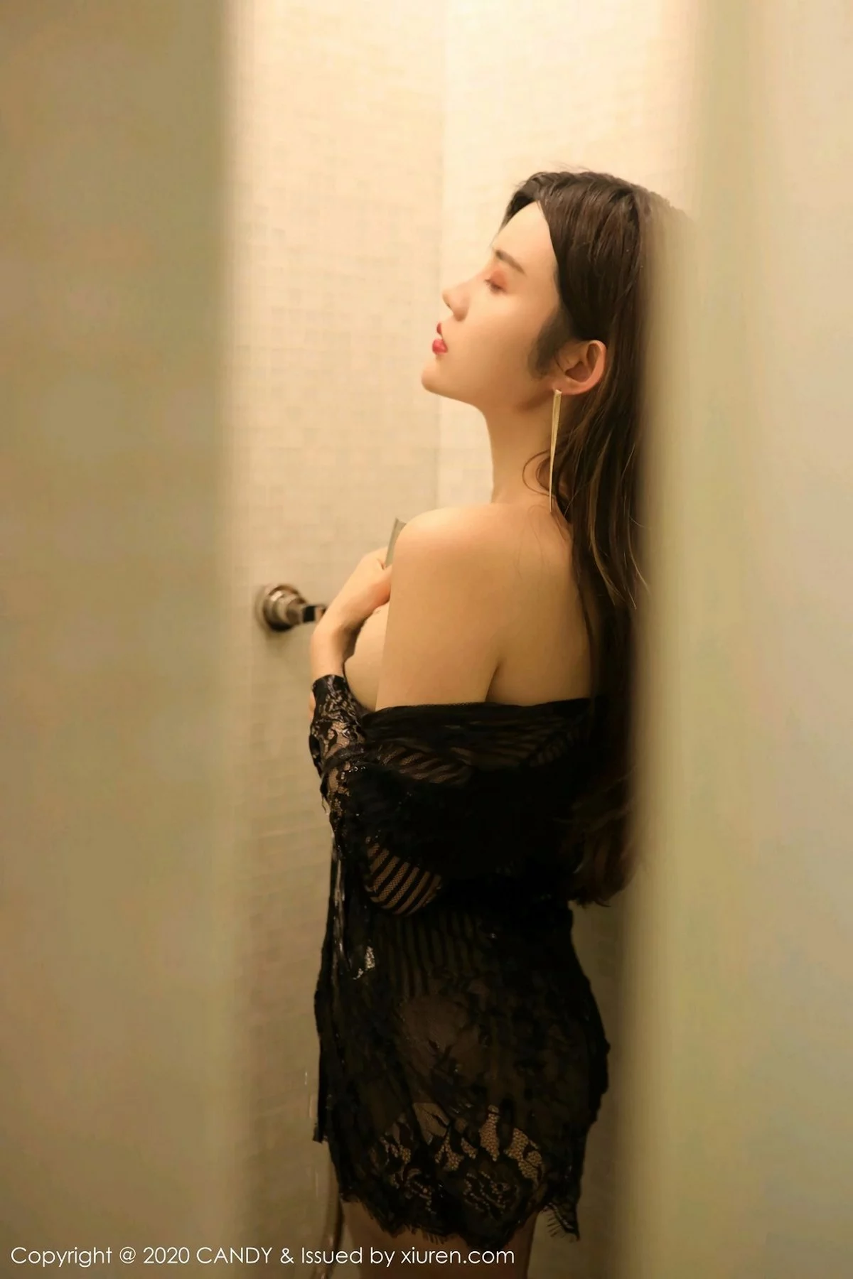 Xrmnw.Com[Candy网红馆]Vol.078_女神Cris_卓娅祺私房浴室里全裸上身露豪乳胶带遮点诱惑写真59P