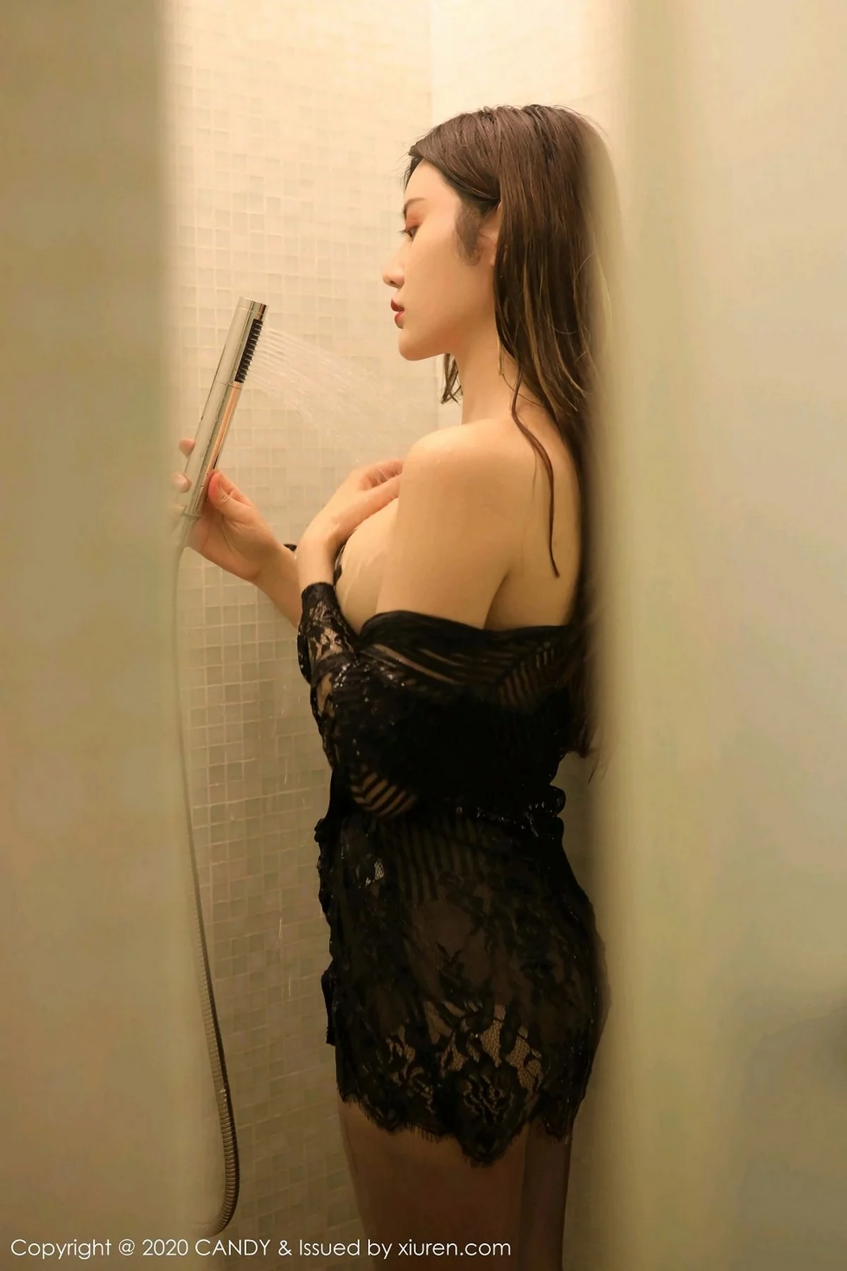 Xrmnw.Com[Candy网红馆]Vol.078_女神Cris_卓娅祺私房浴室里全裸上身露豪乳胶带遮点诱惑写真59P