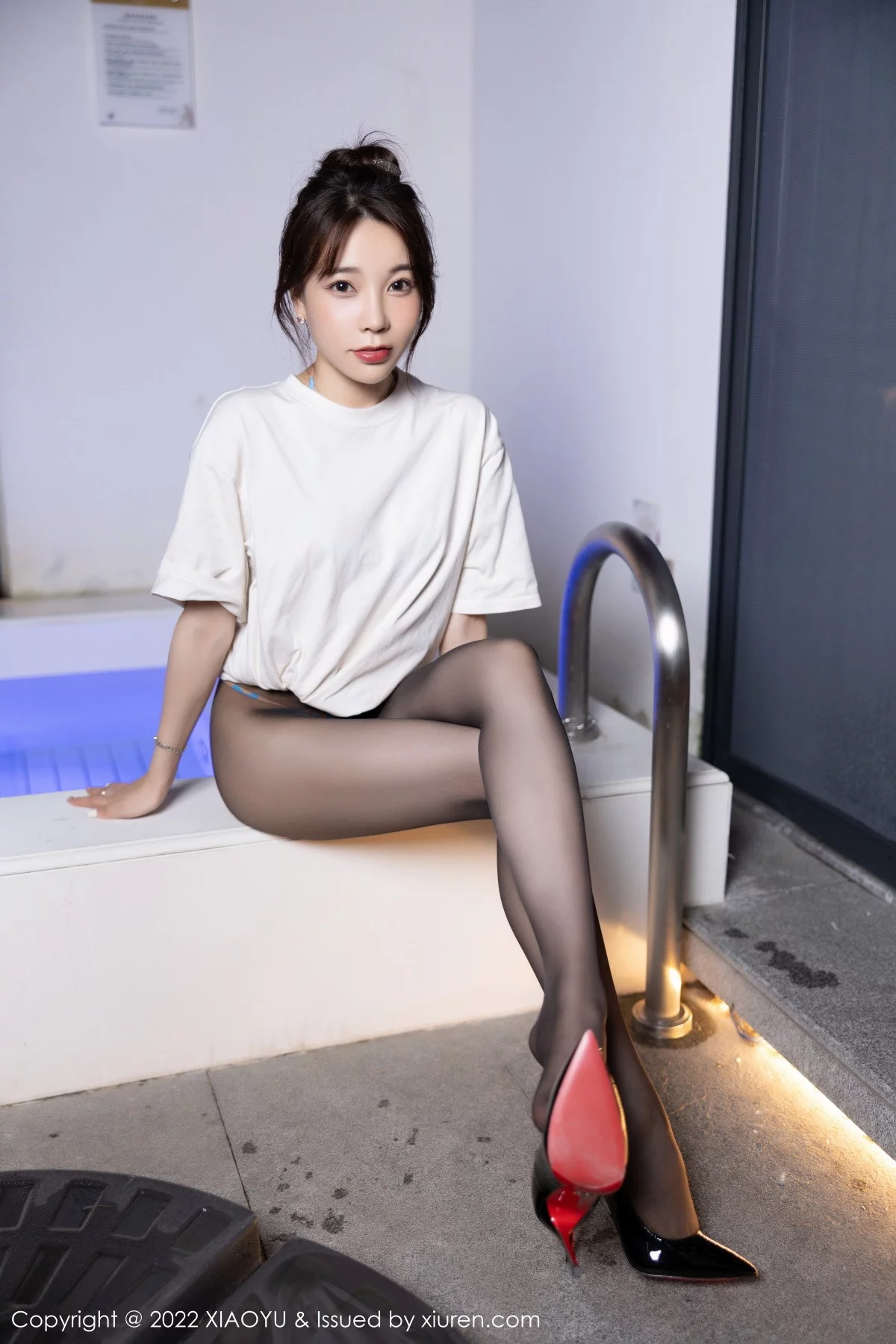 Xrmnw.Com[XiaoYu画语界]Vol.903_女神徐莉芝Booty红色露肩连衣短裙+白上衣配超薄黑丝诱惑写真85P