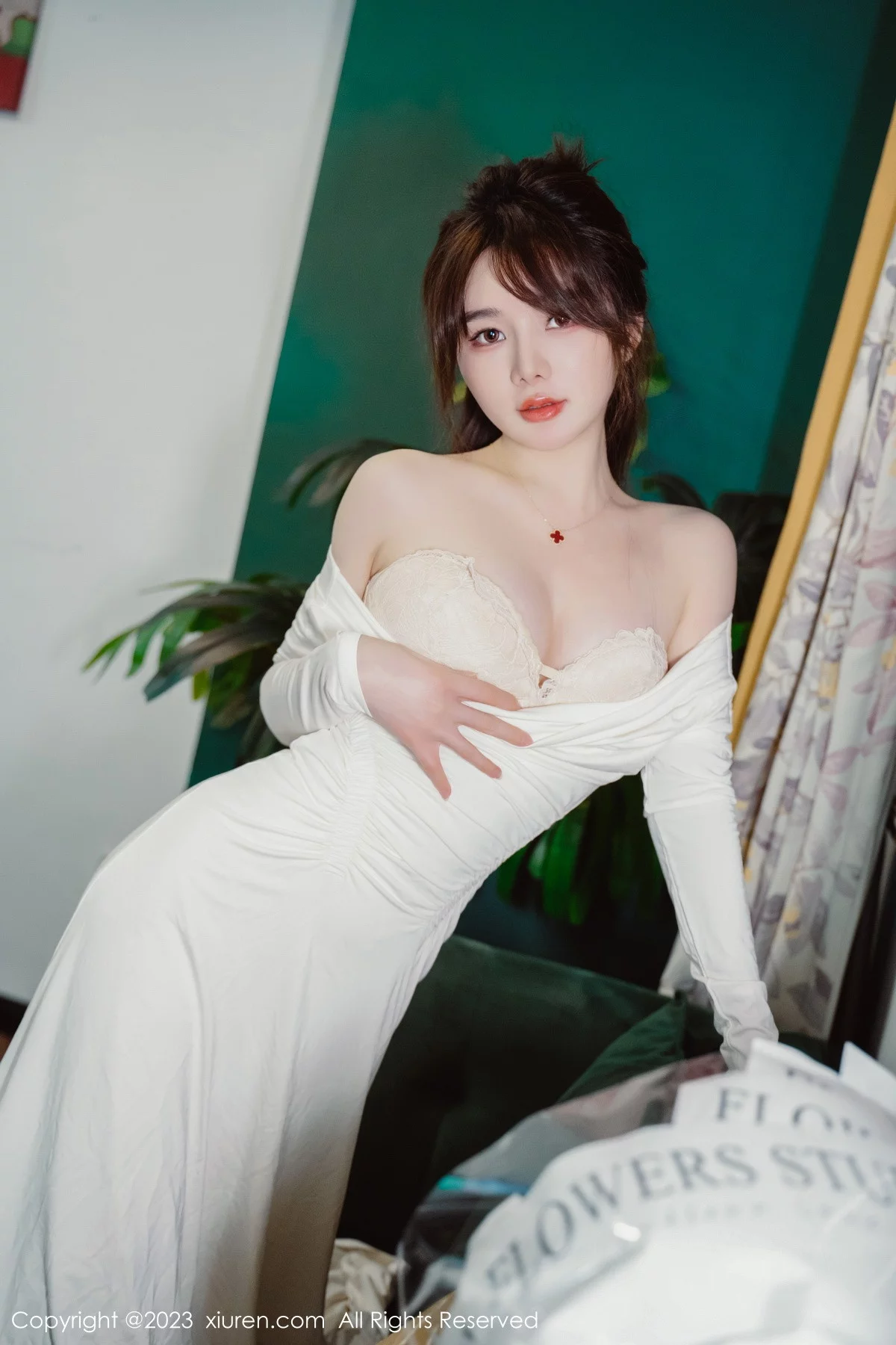 Xrmnw.Com[XiuRen秀人网]No.6182_模特婠婠么脱白色连衣长裙露蕾丝内衣配开档白丝迷人诱惑写真79P