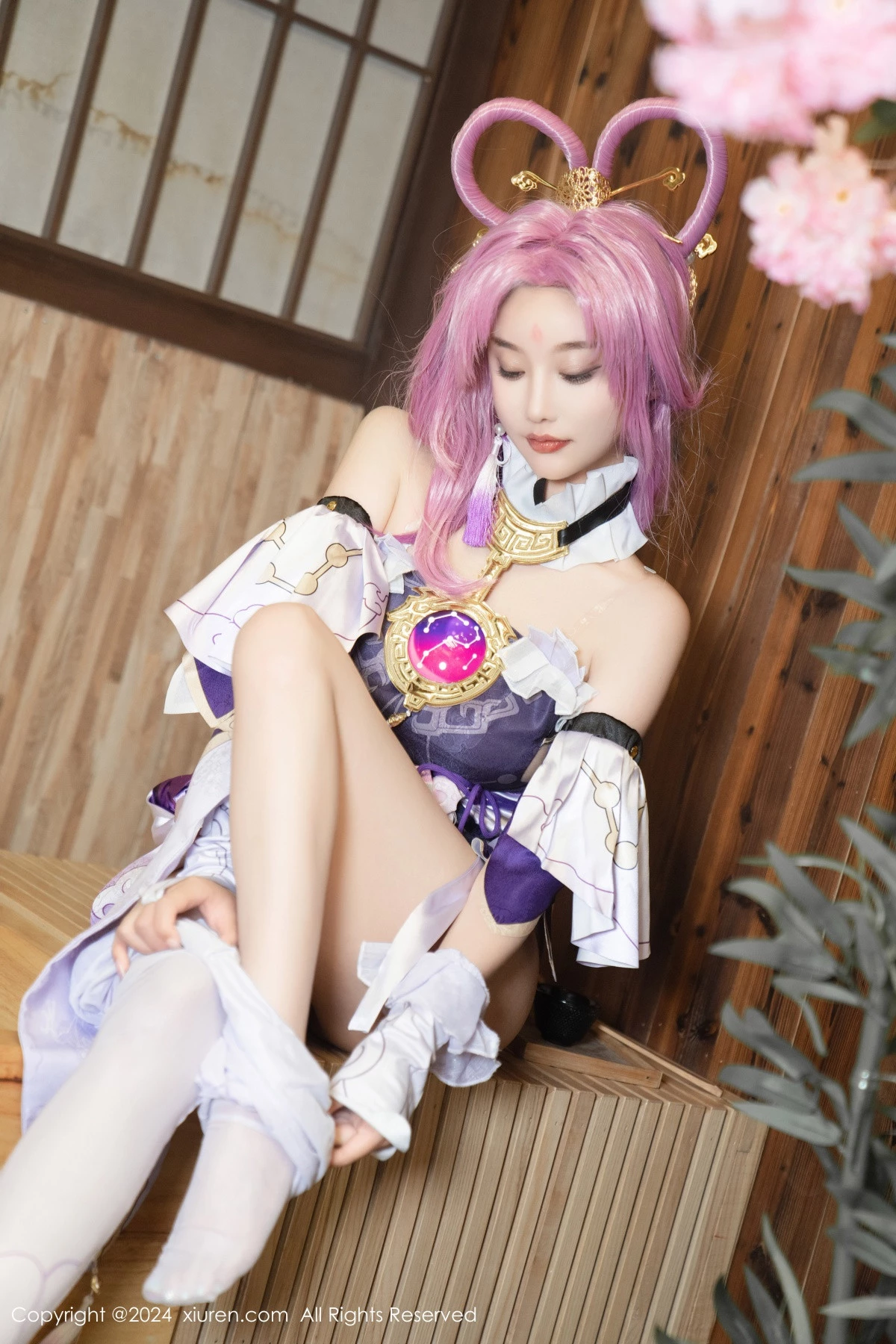 Xrmnw.Com[XiuRen秀人网]No.8943_女神杨晨晨Yome性感紫色Cosplay服饰配白丝袜秀丰满身材诱惑写真79P