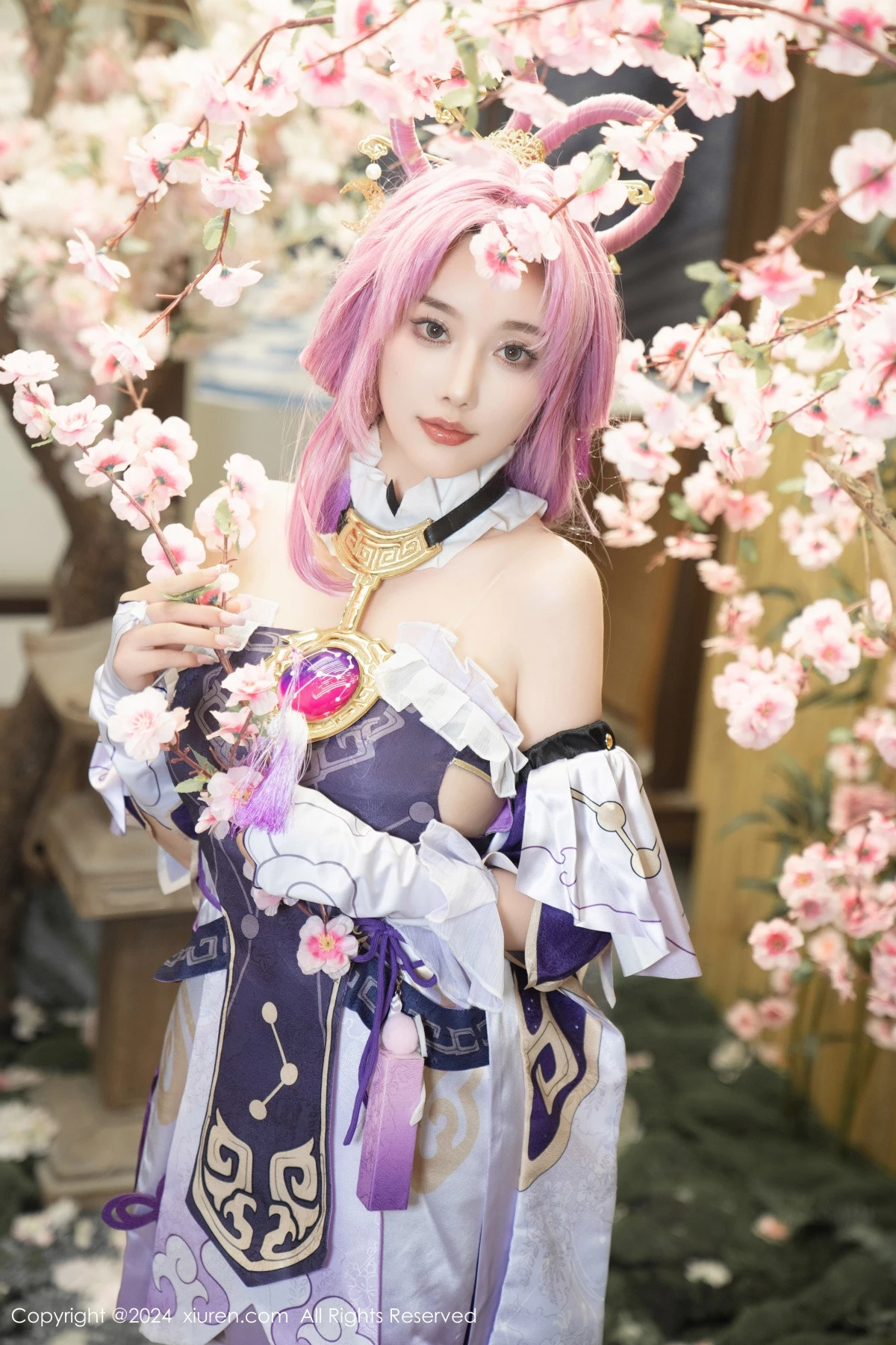 Xrmnw.Com[XiuRen秀人网]No.8943_女神杨晨晨Yome性感紫色Cosplay服饰配白丝袜秀丰满身材诱惑写真79P